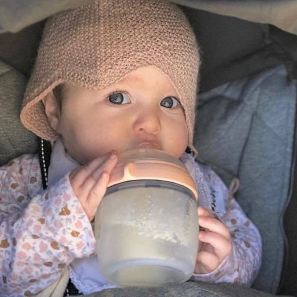 תינוקת שותה מבקבוק HAAKAA