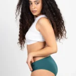 תחתוני מחזור רב פעמיים ליליבלום גזרת בקיני ספיגה כבדה ירוק ג'ייד מהצד על דוגמנית שמסתכלת למצלמה
