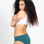 תחתוני מחזור רב פעמיים ליליבלום גזרת בקיני ספיגה כבדה ירוק ג'ייד מהצד על דוגמנית